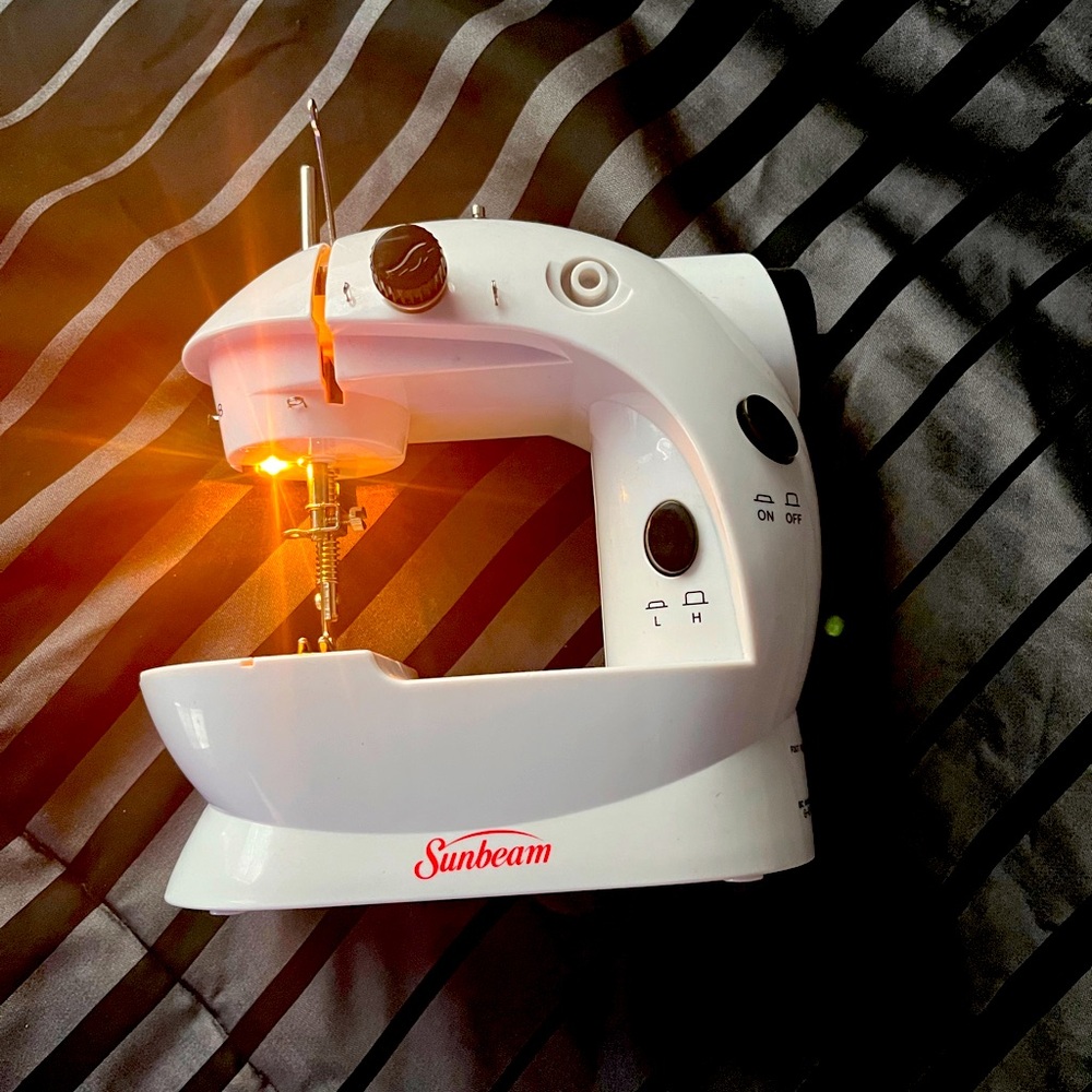 Sun Beam Sewing Machine without Thread. - Picture 4 of 4